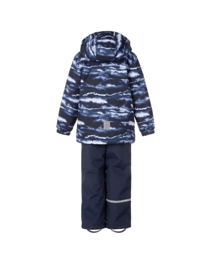 Bernumode | Lenne: Starpsezonas komplekts TOOMAS 80 g +  45 g 91,25 € Laikapstākļiem izturīgs zēnu komplekts no ActivePlus auduma ar jautru apdruku – lieliski piemērots valkāšanai ārā pavasara–rudens sezonā ⭐
Šis bērnu komplekts, kas izgatavots no laikapstākļiem izturīga auduma, ir daudzpusīgs un praktisks apģērbs no agra pavasara līdz vēlam rudenim. Valkājot kopā ar komplektā iekļautajām vēja un lietus necaurlaidīgajām puskombinezona biksēm zem jakas, tas ir ideāls risinājums ikdienas rotaļām ārā. Savukārt jaku kombinējot ar džinsiem vai klasiskākām biksēm, iegūst ļoti ērtu un stilīgu ikdienas tērpu. Jakai ir divas kabatas ar spiedpogām, kur bērni var paslēpt rokas no vēja vai droši ielikt mazākus cimdus. Audums ar ūdensnecaurlaidīgu pārklājumu aizsargā no vēja un lietus, nedeformējas un iztur regulāru mazgāšanu, saglabājot savas sākotnējās īpašības. Kapuce ar spiedpogām ir droša – ja tā aizķeras, tā atvienojas no apģērba.
Augsto tehnoloģiju Active+ audums nodrošina maksimālu aizsardzību pat mainīgos laikapstākļos – tā membrāna ir ūdensnecaurlaidīga, bet vienlaikus elpojoša, ļaujot mitrumam izkļūt no ķermeņa. Ar ūdensizturību 10 000 mm, elpojamību 10 000 g/m²/24 h, vēja necaurlaidību un DWR apstrādātu ūdeni atgrūdošu virsmu tas palīdz saglabāt siltumu un sausumu jebkurā situācijā. PFC nesaturošs ūdeni atgrūdošs pārklājums.
SILTS – piemērots vēsam laikam līdz 0 °C. Polsterējums izgatavots no pārstrādātiem materiāliem.
Cilpiņa atstarotāja piestiprināšanai.




















