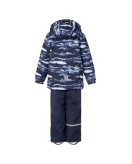 Bernumode | Lenne: Starpsezonas komplekts TOOMAS 80 g +  45 g 91,25 € Laikapstākļiem izturīgs zēnu komplekts no ActivePlus auduma ar jautru apdruku – lieliski piemērots valkāšanai ārā pavasara–rudens sezonā ⭐
Šis bērnu komplekts, kas izgatavots no laikapstākļiem izturīga auduma, ir daudzpusīgs un praktisks apģērbs no agra pavasara līdz vēlam rudenim. Valkājot kopā ar komplektā iekļautajām vēja un lietus necaurlaidīgajām puskombinezona biksēm zem jakas, tas ir ideāls risinājums ikdienas rotaļām ārā. Savukārt jaku kombinējot ar džinsiem vai klasiskākām biksēm, iegūst ļoti ērtu un stilīgu ikdienas tērpu. Jakai ir divas kabatas ar spiedpogām, kur bērni var paslēpt rokas no vēja vai droši ielikt mazākus cimdus. Audums ar ūdensnecaurlaidīgu pārklājumu aizsargā no vēja un lietus, nedeformējas un iztur regulāru mazgāšanu, saglabājot savas sākotnējās īpašības. Kapuce ar spiedpogām ir droša – ja tā aizķeras, tā atvienojas no apģērba.
Augsto tehnoloģiju Active+ audums nodrošina maksimālu aizsardzību pat mainīgos laikapstākļos – tā membrāna ir ūdensnecaurlaidīga, bet vienlaikus elpojoša, ļaujot mitrumam izkļūt no ķermeņa. Ar ūdensizturību 10 000 mm, elpojamību 10 000 g/m²/24 h, vēja necaurlaidību un DWR apstrādātu ūdeni atgrūdošu virsmu tas palīdz saglabāt siltumu un sausumu jebkurā situācijā. PFC nesaturošs ūdeni atgrūdošs pārklājums.
SILTS – piemērots vēsam laikam līdz 0 °C. Polsterējums izgatavots no pārstrādātiem materiāliem.
Cilpiņa atstarotāja piestiprināšanai.




















