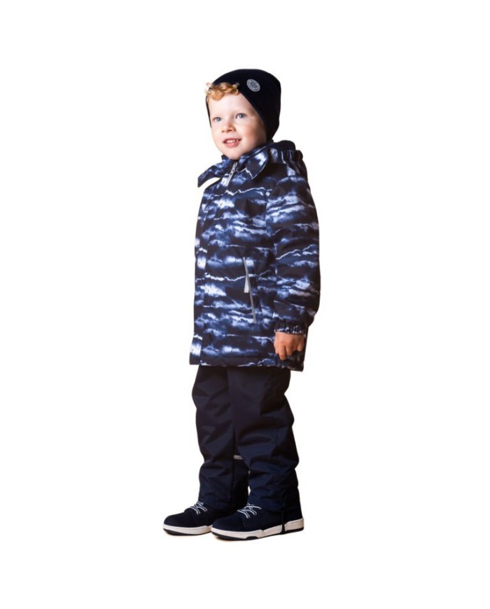 Bernumode | Lenne: Demi season set TOOMAS 80 g +  45 g €91.25 A weatherproof boys’ set made of ActivePlus fabric with a fun print, perfect for outdoor wear during the spring-autumn season ⭐

This children’s set, made of weatherproof fabric, is versatile and practical clothing from early spring to late autumn. When worn under the jacket with the included windproof and rainproof bib pants, it’s an ideal choice for daily outdoor play. Pairing the jacket with jeans or more formal trousers creates a very comfortable and stylish casual outfit. The jacket features two snap-fastened pockets where children can tuck their hands away from the wind or safely store smaller gloves. The fabric with a waterproof coating protects against wind and rain, does not deform, and withstands regular washing while retaining its original properties. The snap-fastened hood is safe because it detaches from the garment if it gets caught.
The high-tech Active+ fabric provides maximum protection even in the most changeable weather – its membrane is waterproof yet breathable, allowing moisture to escape from the body. With a waterproof rating of 10,000 mm, breathability of 10,000 g/m²/24 h, windproof performance, and a DWR-treated water-repellent surface, it keeps the wearer warm and dry in any situation. PFC-free water-repellent finish
WARM – suitable for cool weather from 0 °C. Padding made from recycled materials.
Loop for attaching the reflector.
