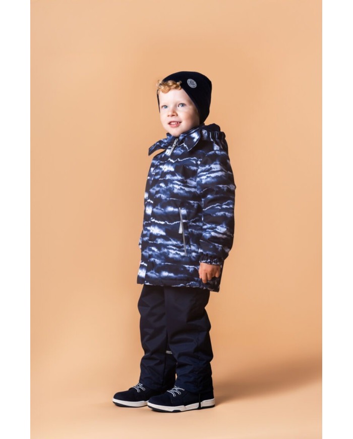 Bernumode | Lenne: Starpsezonas komplekts TOOMAS 80 g +  45 g 91,25 € Laikapstākļiem izturīgs zēnu komplekts no ActivePlus auduma ar jautru apdruku – lieliski piemērots valkāšanai ārā pavasara–rudens sezonā ⭐
Šis bērnu komplekts, kas izgatavots no laikapstākļiem izturīga auduma, ir daudzpusīgs un praktisks apģērbs no agra pavasara līdz vēlam rudenim. Valkājot kopā ar komplektā iekļautajām vēja un lietus necaurlaidīgajām puskombinezona biksēm zem jakas, tas ir ideāls risinājums ikdienas rotaļām ārā. Savukārt jaku kombinējot ar džinsiem vai klasiskākām biksēm, iegūst ļoti ērtu un stilīgu ikdienas tērpu. Jakai ir divas kabatas ar spiedpogām, kur bērni var paslēpt rokas no vēja vai droši ielikt mazākus cimdus. Audums ar ūdensnecaurlaidīgu pārklājumu aizsargā no vēja un lietus, nedeformējas un iztur regulāru mazgāšanu, saglabājot savas sākotnējās īpašības. Kapuce ar spiedpogām ir droša – ja tā aizķeras, tā atvienojas no apģērba.
Augsto tehnoloģiju Active+ audums nodrošina maksimālu aizsardzību pat mainīgos laikapstākļos – tā membrāna ir ūdensnecaurlaidīga, bet vienlaikus elpojoša, ļaujot mitrumam izkļūt no ķermeņa. Ar ūdensizturību 10 000 mm, elpojamību 10 000 g/m²/24 h, vēja necaurlaidību un DWR apstrādātu ūdeni atgrūdošu virsmu tas palīdz saglabāt siltumu un sausumu jebkurā situācijā. PFC nesaturošs ūdeni atgrūdošs pārklājums.
SILTS – piemērots vēsam laikam līdz 0 °C. Polsterējums izgatavots no pārstrādātiem materiāliem.
Cilpiņa atstarotāja piestiprināšanai.




















