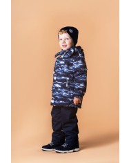 Bernumode | LENNE: Демисезонный комплект TOOMAS 80 г +  45 г 91,25 € Влагозащитный комплект для мальчиков из ткани ActivePlus с ярким принтом — отличный вариант для прогулок на улице в весенне-осенний сезон ⭐
Этот детский комплект из устойчивой к погодным условиям ткани — универсальная и практичная одежда с ранней весны до поздней осени. При ношении вместе с входящими в комплект ветрозащитными и водонепроницаемыми полукомбинезонными брюками под курткой он становится идеальным выбором для ежедневных игр на улице. Если же сочетать куртку с джинсами или более классическими брюками, получится очень удобный и стильный повседневный образ. Куртка оснащена двумя карманами на кнопках, куда ребёнок может спрятать руки от ветра или безопасно положить небольшие перчатки. Ткань с водонепроницаемым покрытием защищает от ветра и дождя, не деформируется и выдерживает регулярные стирки, сохраняя свои первоначальные свойства. Капюшон на кнопках безопасен — если он зацепится, он отстёгивается от изделия.
Высокотехнологичная ткань Active+ обеспечивает максимальную защиту даже в самую переменчивую погоду — её мембрана водонепроницаемая и при этом «дышащая», позволяя влаге выводиться от тела. Водостойкость 10 000 мм, паропроницаемость 10 000 г/м²/24 ч, защита от ветра и водоотталкивающая поверхность с обработкой DWR помогают сохранять тепло и сухость в любой ситуации. Водоотталкивающая пропитка без PFC.
ТЁПЛЫЙ — подходит для прохладной погоды до 0 °C. Утеплитель изготовлен из переработанных материалов.
Петелька для крепления светоотражателя.
