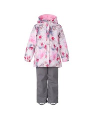 Bernumode | LENNE: Демисезонный комплект LIANA 80 г +  45 г 91,25 € Этот влагозащитный комплект для девочек универсален и практичен, отлично подходит с ранней весны до поздней осени. При ношении вместе с входящими в комплект ветрозащитными и водонепроницаемыми полукомбинезонными брюками под курткой он становится идеальным выбором для ежедневных игр на улице. Если же сочетать куртку с джинсами или более классическими брюками, получится очень удобный и стильный повседневный образ. Куртка имеет два кармана на молнии, куда ребёнок может спрятать руки от ветра или безопасно положить небольшие перчатки. Ткань с водонепроницаемым покрытием защищает от ветра и дождя, не деформируется и выдерживает регулярные стирки, сохраняя свои первоначальные свойства. Брюки оснащены практичными штрипками для фиксации на обуви.


Высокотехнологичная ткань Active+ обеспечивает максимальную защиту даже в самую переменчивую погоду — её мембрана водонепроницаемая и при этом «дышащая», позволяя влаге выводиться от тела. Водостойкость 10 000 мм, паропроницаемость 10 000 г/м²/24 ч, защита от ветра и водоотталкивающая поверхность с обработкой DWR помогают сохранять тепло и сухость в любой ситуации. Водоотталкивающая пропитка без PFC.


ТЁПЛЫЙ — подходит для прохладной погоды до 0 °C. Утеплитель изготовлен из переработанных материалов.


Петелька для крепления светоотражателя.

