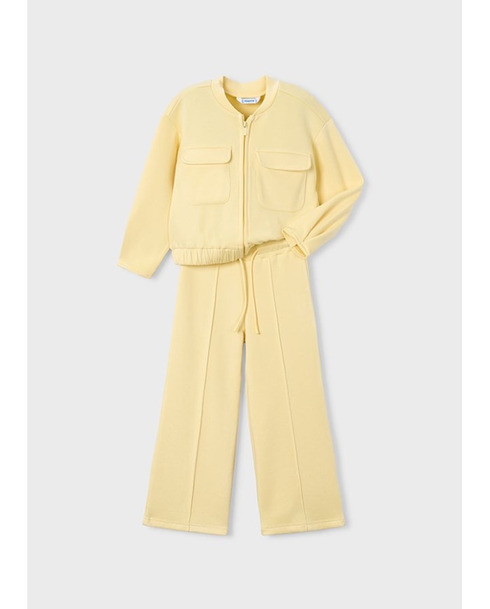 Bernumode | Mayoral: Спортивный костюм на девочку (кофта на молнии и брюки) 36,28 € Комплект для девочки: свитшот с длинными рукавами и центральной застёжкой-молнией спереди, функциональными карманами и декоративной вышивкой, а также спортивные брюки с эластичной талией для комфортной посадки. Идеальный комплект для активного отдыха и повседневной носки.
