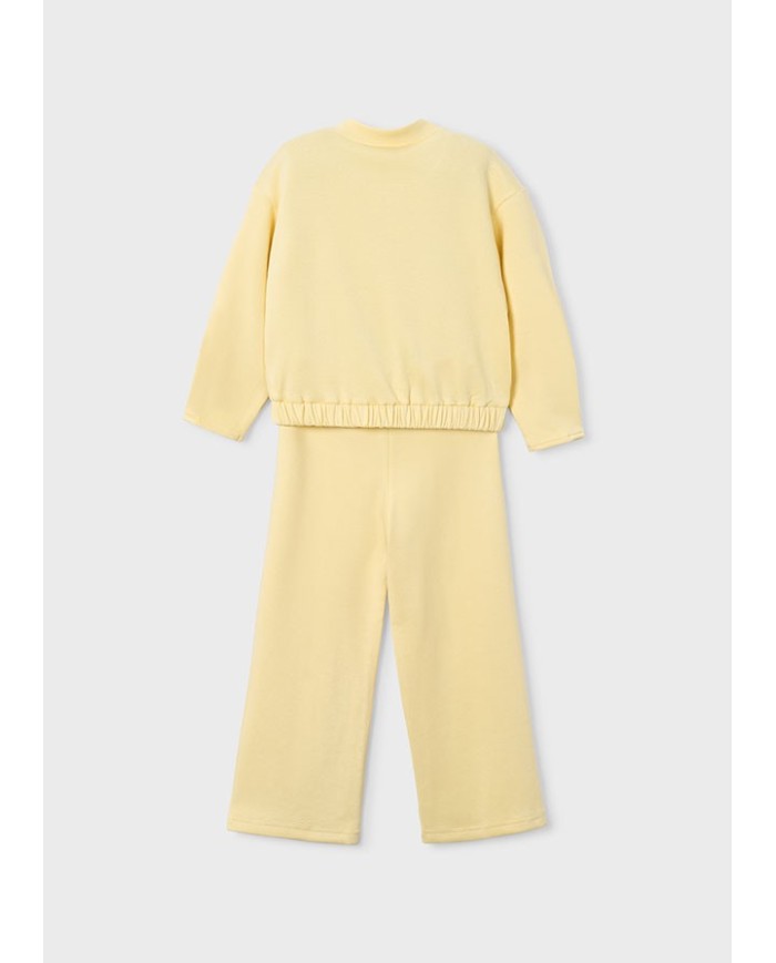 Bernumode | Mayoral: Pique Girls’ tracksuit €36.28 Girls’ set: long-sleeve sweatshirt with front zipper closure, functional front pockets, and embroidered details, paired with elastic-waist pants for a comfortable fit. Perfect set for active play and everyday wear.
