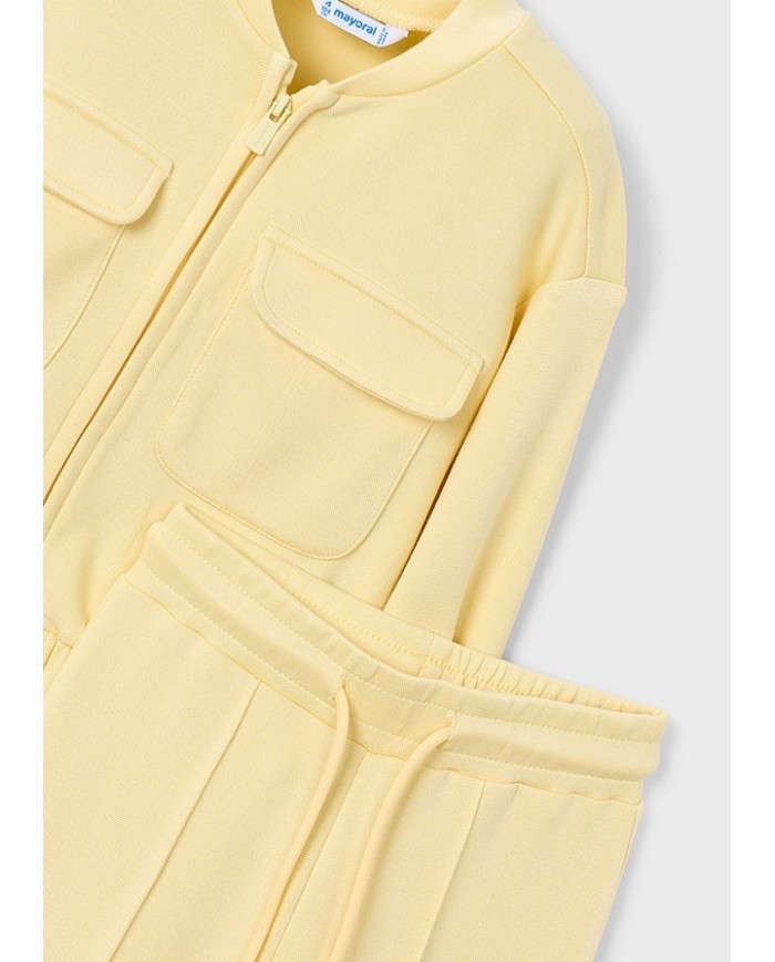 Bernumode | Mayoral: Pique Girls’ tracksuit €36.28 Girls’ set: long-sleeve sweatshirt with front zipper closure, functional front pockets, and embroidered details, paired with elastic-waist pants for a comfortable fit. Perfect set for active play and everyday wear.
