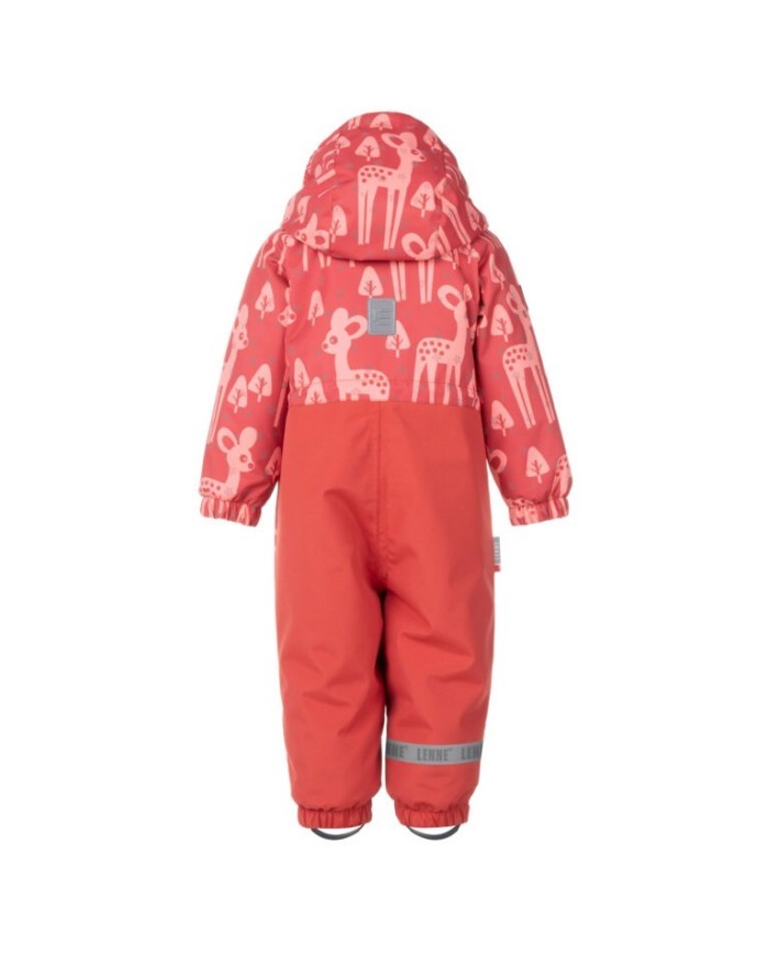 Bernumode | LENNE: Детский демисезонный комбинезон FRIDA 80 г 62,74 € Детский светоотражающий демисезонный комбинезон для девочек! ✨
Этот удобный и защищённый от непогоды комбинезон идеально подходит для детей, которые любят активно проводить время на улице и не боятся сырой погоды. Ткань ActivePlus защищает от дождя и ветра, а тонкий утеплённый слой обеспечивает тепло при прохладной температуре. Проклеенные швы в нижней части помогают сохранять одежду ребёнка сухой даже во время активных игр. Капюшон с кнопками безопасен, так как отстёгивается, если за что-то зацепится. Регулируемые и съёмные штрипки надёжно фиксируют штанины поверх обуви. В дизайне изделия предусмотрены светоотражающие элементы, благодаря которым ребёнок остаётся заметным даже в темноте.


Высокотехнологичная ткань Active+ обеспечивает максимальную защиту даже при самой переменчивой погоде — её мембрана водонепроницаема и в то же время «дышащая», позволяя влаге испаряться от тела. Водонепроницаемость 10 000 мм, паропроницаемость 10 000 г/м²/24 ч, защита от ветра и водоотталкивающая пропитка DWR обеспечивают тепло и сухость в любых условиях. Водоотталкивающая обработка без PFC.




ТЁПЛЫЙ — подходит для прохладной погоды от 0 °C. Утеплитель изготовлен из переработанных материалов.




Швы в нижней части комбинезона проклеены для дополнительной защиты от влаги.


Светоотражающая ткань обеспечивает лучшую видимость и безопасность в тёмное время суток. Светоотражающий принт отражает свет фар автомобилей и уличных фонарей, делая одежду заметной издалека. Практичная функция, которая делает повседневные прогулки гораздо безопаснее.




Петля для крепления светоотражателя.


