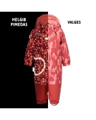 Bernumode | LENNE: Детский демисезонный комбинезон FRIDA 80 г 62,74 € Детский светоотражающий демисезонный комбинезон для девочек! ✨
Этот удобный и защищённый от непогоды комбинезон идеально подходит для детей, которые любят активно проводить время на улице и не боятся сырой погоды. Ткань ActivePlus защищает от дождя и ветра, а тонкий утеплённый слой обеспечивает тепло при прохладной температуре. Проклеенные швы в нижней части помогают сохранять одежду ребёнка сухой даже во время активных игр. Капюшон с кнопками безопасен, так как отстёгивается, если за что-то зацепится. Регулируемые и съёмные штрипки надёжно фиксируют штанины поверх обуви. В дизайне изделия предусмотрены светоотражающие элементы, благодаря которым ребёнок остаётся заметным даже в темноте.


Высокотехнологичная ткань Active+ обеспечивает максимальную защиту даже при самой переменчивой погоде — её мембрана водонепроницаема и в то же время «дышащая», позволяя влаге испаряться от тела. Водонепроницаемость 10 000 мм, паропроницаемость 10 000 г/м²/24 ч, защита от ветра и водоотталкивающая пропитка DWR обеспечивают тепло и сухость в любых условиях. Водоотталкивающая обработка без PFC.




ТЁПЛЫЙ — подходит для прохладной погоды от 0 °C. Утеплитель изготовлен из переработанных материалов.




Швы в нижней части комбинезона проклеены для дополнительной защиты от влаги.


Светоотражающая ткань обеспечивает лучшую видимость и безопасность в тёмное время суток. Светоотражающий принт отражает свет фар автомобилей и уличных фонарей, делая одежду заметной издалека. Практичная функция, которая делает повседневные прогулки гораздо безопаснее.




Петля для крепления светоотражателя.


