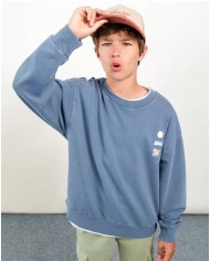 Bernumode | Mayoral: Sweatshirt from the Boston collection €30.17 

The Boston Kids is the children's version of Boston, created for a new generation of bold, free-spirited kids. True originals who want to express themselves in their own way. Stylish, personality-packed clothing designed to keep up with their everyday adventures, effortlessly.
Our first kids’ collection, for ages 4 to 14, captures the essence of the original brand. Spontaneous, versatile, and full of color, it blends design and functionality to make everyday moments feel special. Oversized, relaxed fits, soft tones, and bold, figurative prints with fluorescent accents are key features of this capsule made for kids who never get bored.


