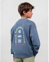 Bernumode | Mayoral: Džemperis no Bostonas kolekcijas 30,17 € “The Boston Kids” ir Boston bērnu kolekcija, radīta jaunai drosmīgu, neatkarīgu un radošu bērnu paaudzei. Tā ir domāta patiesiem oriģināliem, kuri nebaidās izpaust savu individualitāti. Mūsdienīgs, stilīgs apģērbs ar raksturu — izstrādāts, lai sekotu līdzi bērnu aktīvajai ikdienai bez kompromisiem.Pirmā kolekcija bērniem vecumā no 4 līdz 14 gadiem saglabā Boston zīmola kodolu — spontanitāti, daudzpusību un krāsu bagātību. Pārdomāts dizains un funkcionalitāte pārvērš ikdienas mirkļus par īpašiem. Oversize piegriezumi, maiga krāsu palete un drosmīgas, figurālas apdrukas ar fluorescējošiem akcentiem raksturo šo kapsulkolekciju bērniem, kuri nekad neapstājas.