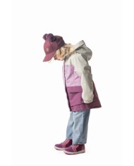 Bernumode | Lenne: Starpsezonas jaka/parka SALLY (45g) 74,64 € Parka meitenēm ar izteiksmīgu krāsu kombināciju ⭐
Lenne meiteņu parka, kas izgatavota no laikapstākļiem izturīga ActivePlus auduma, ir ideāls virsdrēbju risinājums no agra pavasara līdz vēlam rudenim. Universālais piegriezums lieliski sader ar siltākiem kombinezoniem, džinsiem vai kleitu. Augsta apkakle un laikapstākļu izturīga kapuce pasargās pat no spēcīga vēja. Ūdensnecaurlaidīgais audums ar pārklājumu aizsargā no vēja un lietus, saglabā formu un iztur regulāru mazgāšanu, nezaudējot savas īpašības. Parkai ir divas priekšējās kabatas. Atstarojošie elementi nodrošina bērna redzamību arī tumsā.



Augsto tehnoloģiju Active+ audums nodrošina maksimālu aizsardzību pat vismainīgākajos laikapstākļos — tā membrāna ir ūdensnecaurlaidīga un vienlaikus elpojoša, ļaujot mitrumam izkļūt no ķermeņa. Ar ūdensizturību 10 000 mm, elpojamību 10 000 g/m²/24 h, vēja necaurlaidību un DWR ūdeni atgrūdošu apstrādi tas uztur siltumu un sausumu jebkuros apstākļos. PFC nesaturoša ūdeni atgrūdoša apdare.


LIGHTLY WARM — ideāli piemērota pavasarim un rudenim, piemērota temperatūrām no +5 °C (ar papildu slāņiem līdz 0 °C). Pildījums izgatavots no pārstrādātiem materiāliem.


Cilpa atstarotāja piestiprināšanai.
