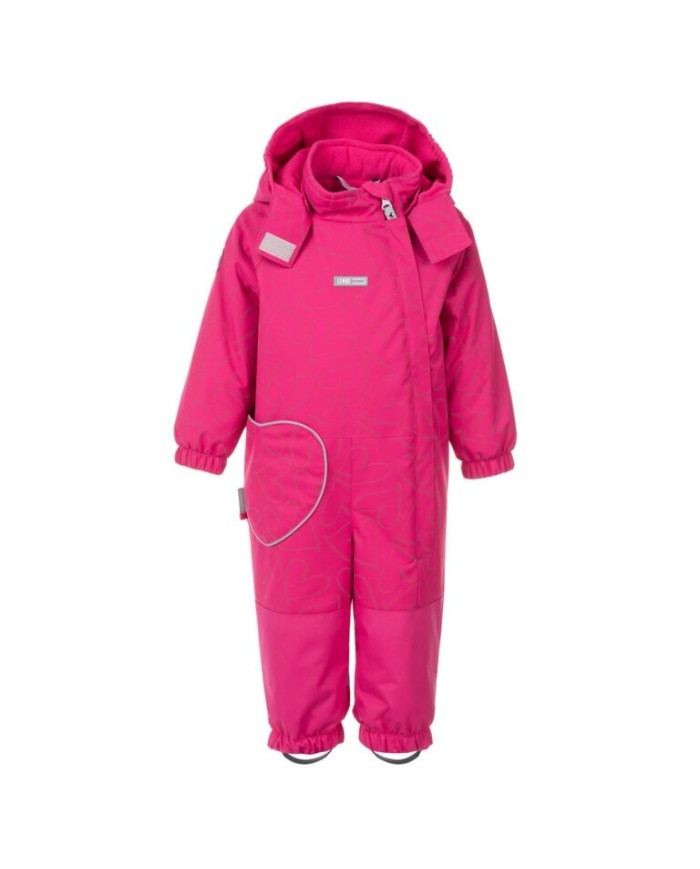 Bernumode | Lenne: Starpsezonas bērnu kombinezons FRIDA 80 g 62,74 € 
Meiteņu atstarojošs pavasara–rudens kombinezons! ✨
Šis ērtais un pret laikapstākļiem noturīgais kombinezons ir lieliski piemērots bērniem, kuriem patīk aktīvi pavadīt laiku ārā un kuri nebaidās no mitra laika. ActivePlus audums aizsargā no lietus un vēja, bet plāns siltinājums nodrošina siltumu vēsākā laikā. Līmētās šuves apakšējā daļā palīdz saglabāt bērna drēbes sausas pat aktīvas rotaļas laikā. Kapuce ar spiedpogām ir droša, jo tā atdalās, ja aiz kaut kā aizķeras. Regulējamas un noņemamas pēdu gumijas droši notur bikšu galus virs apaviem. Izstrādājuma dizainā ir iekļauti atstarojoši elementi, kas padara bērnu redzamu arī tumsā.


Augsto tehnoloģiju Active+ audums nodrošina maksimālu aizsardzību pat ļoti mainīgos laikapstākļos — tā membrāna ir ūdensnecaurlaidīga un vienlaikus elpojoša, ļaujot mitrumam izkļūt no ķermeņa. Ūdensizturība 10 000 mm, gaisa caurlaidība 10 000 g/m²/24 h, vēja necaurlaidība un DWR ūdeni atgrūdoša apstrāde nodrošina siltumu un sausumu jebkuros apstākļos. Ūdeni atgrūdoša apdare bez PFC.





SILTS — piemērots vēsam laikam no 0 °C. Siltinājums izgatavots no pārstrādātiem materiāliem.






Kombinezona apakšējās šuves ir līmētas papildu aizsardzībai pret mitrumu.


Atstarojošais audums nodrošina labāku redzamību un drošību tumsā. Atstarojošais apdrukas raksts atstaro automašīnu lukturu un ielu lampu gaismu, padarot apģērbu viegli pamanāmu no attāluma. Praktiska funkcija, kas padara ikdienas pastaigas daudz drošākas.




Cilpiņa atstarotāja piestiprināšanai.




