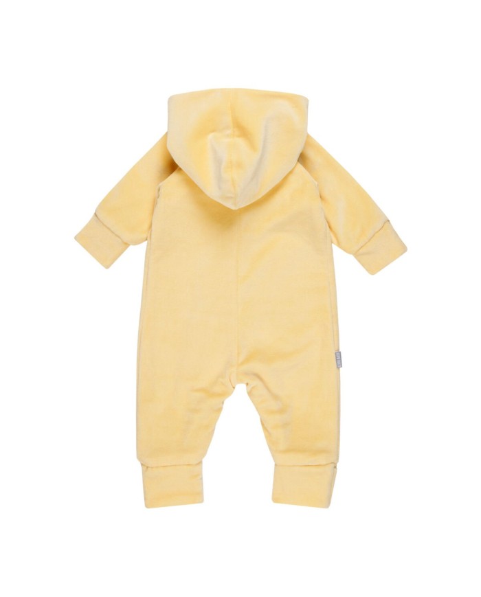 Bernumode | LENNE: Хлопковый велюровый комбинезон с мягкой трикотажной подкладкой 41,24 € Мягкий хлопковый велюровый комбинезон со стильной подкладкой из джерси в полоску
Удобный хлопковый велюровый комбинезон с подкладкой из джерси отлично подходит для использования в автокресле и в прохладные летние ночи. Комбинезон с джерси также является идеальным дополнительным слоем в зимних или осенних спальных мешках. Длинная передняя молния облегчает одевание ребёнка. Размер комбинезона удобно регулируется с помощью отворотов на рукавах и штанинах.
Хлопковый велюр — это мягкая, бархатистая ткань с нежным блеском и приятной на ощупь поверхностью. Натуральные хлопковые волокна обеспечивают воздухопроницаемость и комфорт, а бархатистая поверхность придаёт материалу роскошный и уютный вид. Идеальный выбор для одежды, которая должна быть одновременно прочной, удобной и красивой.
Подкладка из 92% хлопка — натуральный и дышащий материал, который бережно относится к коже и обеспечивает комфорт в течение всего дня. Хлопковая подкладка помогает регулировать температуру тела и придаёт изделию дополнительную мягкость.
Отвороты на манжетах помогают сохранять тепло ручек и ножек малыша. Совет: выбирайте размер побольше и подворачивайте манжеты. По мере роста малыша ручки и ножки будут открываться, и понадобятся только варежки и пинетки.
Сделано в Эстонии! Разработано и произведено в Северной Европе — наша одежда сочетает премиальное качество, вневременной дизайн и ответственное производство. Выбирая одежду, произведённую в Эстонии, вы поддерживаете устойчивое европейское производство с честными условиями труда и минимальным воздействием транспорта. Осознанный выбор для тех, кто ценит качество, этичность и устойчивое развитие.