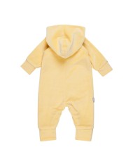 Bernumode | LENNE: Хлопковый велюровый комбинезон с мягкой трикотажной подкладкой 41,24 € Мягкий хлопковый велюровый комбинезон со стильной подкладкой из джерси в полоску
Удобный хлопковый велюровый комбинезон с подкладкой из джерси отлично подходит для использования в автокресле и в прохладные летние ночи. Комбинезон с джерси также является идеальным дополнительным слоем в зимних или осенних спальных мешках. Длинная передняя молния облегчает одевание ребёнка. Размер комбинезона удобно регулируется с помощью отворотов на рукавах и штанинах.
Хлопковый велюр — это мягкая, бархатистая ткань с нежным блеском и приятной на ощупь поверхностью. Натуральные хлопковые волокна обеспечивают воздухопроницаемость и комфорт, а бархатистая поверхность придаёт материалу роскошный и уютный вид. Идеальный выбор для одежды, которая должна быть одновременно прочной, удобной и красивой.
Подкладка из 92% хлопка — натуральный и дышащий материал, который бережно относится к коже и обеспечивает комфорт в течение всего дня. Хлопковая подкладка помогает регулировать температуру тела и придаёт изделию дополнительную мягкость.
Отвороты на манжетах помогают сохранять тепло ручек и ножек малыша. Совет: выбирайте размер побольше и подворачивайте манжеты. По мере роста малыша ручки и ножки будут открываться, и понадобятся только варежки и пинетки.
Сделано в Эстонии! Разработано и произведено в Северной Европе — наша одежда сочетает премиальное качество, вневременной дизайн и ответственное производство. Выбирая одежду, произведённую в Эстонии, вы поддерживаете устойчивое европейское производство с честными условиями труда и минимальным воздействием транспорта. Осознанный выбор для тех, кто ценит качество, этичность и устойчивое развитие.