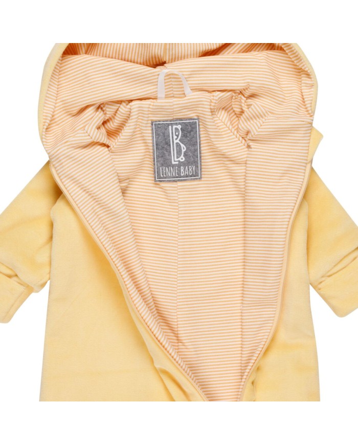 Bernumode | LENNE: Хлопковый велюровый комбинезон с мягкой трикотажной подкладкой 41,24 € Мягкий хлопковый велюровый комбинезон со стильной подкладкой из джерси в полоску
Удобный хлопковый велюровый комбинезон с подкладкой из джерси отлично подходит для использования в автокресле и в прохладные летние ночи. Комбинезон с джерси также является идеальным дополнительным слоем в зимних или осенних спальных мешках. Длинная передняя молния облегчает одевание ребёнка. Размер комбинезона удобно регулируется с помощью отворотов на рукавах и штанинах.
Хлопковый велюр — это мягкая, бархатистая ткань с нежным блеском и приятной на ощупь поверхностью. Натуральные хлопковые волокна обеспечивают воздухопроницаемость и комфорт, а бархатистая поверхность придаёт материалу роскошный и уютный вид. Идеальный выбор для одежды, которая должна быть одновременно прочной, удобной и красивой.
Подкладка из 92% хлопка — натуральный и дышащий материал, который бережно относится к коже и обеспечивает комфорт в течение всего дня. Хлопковая подкладка помогает регулировать температуру тела и придаёт изделию дополнительную мягкость.
Отвороты на манжетах помогают сохранять тепло ручек и ножек малыша. Совет: выбирайте размер побольше и подворачивайте манжеты. По мере роста малыша ручки и ножки будут открываться, и понадобятся только варежки и пинетки.
Сделано в Эстонии! Разработано и произведено в Северной Европе — наша одежда сочетает премиальное качество, вневременной дизайн и ответственное производство. Выбирая одежду, произведённую в Эстонии, вы поддерживаете устойчивое европейское производство с честными условиями труда и минимальным воздействием транспорта. Осознанный выбор для тех, кто ценит качество, этичность и устойчивое развитие.