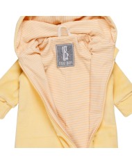 Bernumode | LENNE: Хлопковый велюровый комбинезон с мягкой трикотажной подкладкой 41,24 € Мягкий хлопковый велюровый комбинезон со стильной подкладкой из джерси в полоску
Удобный хлопковый велюровый комбинезон с подкладкой из джерси отлично подходит для использования в автокресле и в прохладные летние ночи. Комбинезон с джерси также является идеальным дополнительным слоем в зимних или осенних спальных мешках. Длинная передняя молния облегчает одевание ребёнка. Размер комбинезона удобно регулируется с помощью отворотов на рукавах и штанинах.
Хлопковый велюр — это мягкая, бархатистая ткань с нежным блеском и приятной на ощупь поверхностью. Натуральные хлопковые волокна обеспечивают воздухопроницаемость и комфорт, а бархатистая поверхность придаёт материалу роскошный и уютный вид. Идеальный выбор для одежды, которая должна быть одновременно прочной, удобной и красивой.
Подкладка из 92% хлопка — натуральный и дышащий материал, который бережно относится к коже и обеспечивает комфорт в течение всего дня. Хлопковая подкладка помогает регулировать температуру тела и придаёт изделию дополнительную мягкость.
Отвороты на манжетах помогают сохранять тепло ручек и ножек малыша. Совет: выбирайте размер побольше и подворачивайте манжеты. По мере роста малыша ручки и ножки будут открываться, и понадобятся только варежки и пинетки.
Сделано в Эстонии! Разработано и произведено в Северной Европе — наша одежда сочетает премиальное качество, вневременной дизайн и ответственное производство. Выбирая одежду, произведённую в Эстонии, вы поддерживаете устойчивое европейское производство с честными условиями труда и минимальным воздействием транспорта. Осознанный выбор для тех, кто ценит качество, этичность и устойчивое развитие.