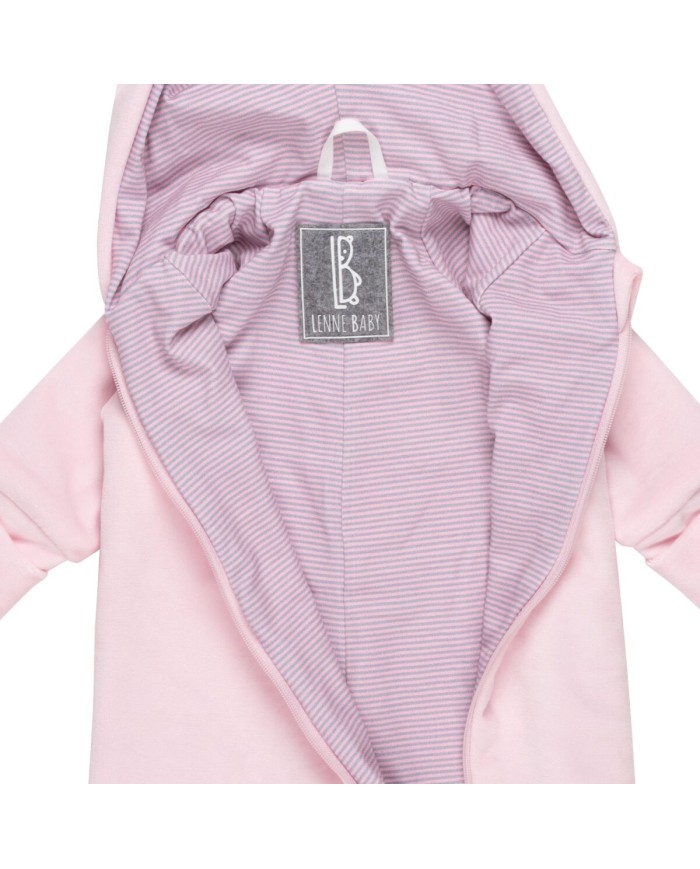 Bernumode | LENNE: Хлопковый велюровый комбинезон с мягкой трикотажной подкладкой 41,24 € 

Мягкий хлопковый велюровый комбинезон со стильной подкладкой из джерси в полоску
Удобный хлопковый велюровый комбинезон с подкладкой из джерси отлично подходит для использования в автокресле и в прохладные летние ночи. Комбинезон с джерси также является идеальным дополнительным слоем в зимних или осенних спальных мешках. Длинная передняя молния облегчает одевание ребёнка. Размер комбинезона удобно регулируется с помощью отворотов на рукавах и штанинах.
Хлопковый велюр — это мягкая, бархатистая ткань с нежным блеском и приятной на ощупь поверхностью. Натуральные хлопковые волокна обеспечивают воздухопроницаемость и комфорт, а бархатистая поверхность придаёт материалу роскошный и уютный вид. Идеальный выбор для одежды, которая должна быть одновременно прочной, удобной и красивой.
Подкладка из 92% хлопка — натуральный и дышащий материал, который бережно относится к коже и обеспечивает комфорт в течение всего дня. Хлопковая подкладка помогает регулировать температуру тела и придаёт изделию дополнительную мягкость.
Отвороты на манжетах помогают сохранять тепло ручек и ножек малыша. Совет: выбирайте размер побольше и подворачивайте манжеты. По мере роста малыша ручки и ножки будут открываться, и понадобятся только варежки и пинетки.
Сделано в Эстонии! Разработано и произведено в Северной Европе — наша одежда сочетает премиальное качество, вневременной дизайн и ответственное производство. Выбирая одежду, произведённую в Эстонии, вы поддерживаете устойчивое европейское производство с честными условиями труда и минимальным воздействием транспорта. Осознанный выбор для тех, кто ценит качество, этичность и устойчивое развитие.


