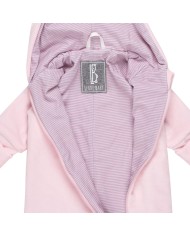 Bernumode | LENNE: Kokvilnas velūra kombinezons ar mīkstu džersija oderi 41,24 € 

Mīksts kokvilnas velūra kombinezons ar stilīgu svītru raksta džersija oderi
Ērts kokvilnas velūra kombinezons ar džersija oderi ir lieliski piemērots lietošanai autokrēsliņā un vēsām vasaras naktīm. Džersija kombinezons ir arī ideāls papildu slānis ziemas vai rudens guļammaisos. Garš priekšējais rāvējslēdzējs atvieglo bērna ģērbšanu. Kombinezona izmēru ir ērti pielāgot ar atlokāmām piedurkņu un bikšu staru malām.
Kokvilnas velūrs ir mīksts, samtains audums ar maigu spīdumu un patīkamu pieskārienu. Dabīgās kokvilnas šķiedras nodrošina elpojamību un komfortu, savukārt samtainā virsma piešķir materiālam greznu un mājīgu izskatu. Ideāla izvēle apģērbam, kam vienlaikus jābūt izturīgam, ērtam un skaistam.
92% kokvilnas odere – dabisks un elpojošs materiāls, kas ir maigs ādai un nodrošina komfortu visas dienas garumā. Kokvilnas odere palīdz regulēt ķermeņa temperatūru un piešķir apģērbam papildu maigumu.
Atlokāmas aproces, lai jūsu mazuļa rociņas un kājiņas būtu siltas. Padoms: izvēlieties lielāku izmēru un atlokiet aproces. Kad mazulis aug, mazās rociņas un kājiņas iznāks ārā, un būs nepieciešami tikai cimdiņi un zeķītes.
Ražots Igaunijā! Izstrādāts un ražots Ziemeļeiropā — mūsu apģērbi apvieno augstākās kvalitātes materiālus, laikmetīgu dizainu un atbildīgu meistarību. Izvēloties Igaunijā ražotu apģērbu, jūs atbalstāt ilgtspējīgu Eiropas ražošanu ar godīgiem darba apstākļiem un minimālu transportēšanas ietekmi. Apzināta izvēle tiem, kuri novērtē kvalitāti, ētiku un ilgtspēju.



