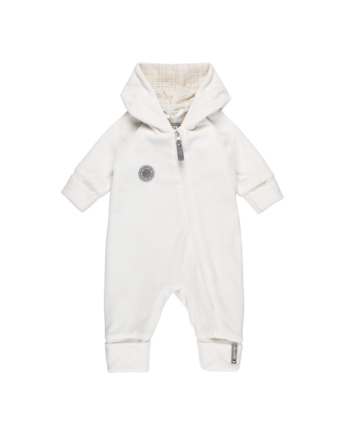 Bernumode | LENNE: Хлопковый велюровый комбинезон с мягкой трикотажной подкладкой 45,37 € 

Мягкий хлопковый велюровый комбинезон со стильной подкладкой из джерси в полоску
Удобный хлопковый велюровый комбинезон с подкладкой из джерси отлично подходит для использования в автокресле и в прохладные летние ночи. Комбинезон с джерси также является идеальным дополнительным слоем в зимних или осенних спальных мешках. Длинная передняя молния облегчает одевание ребёнка. Размер комбинезона удобно регулируется с помощью отворотов на рукавах и штанинах.
Хлопковый велюр — это мягкая, бархатистая ткань с нежным блеском и приятной на ощупь поверхностью. Натуральные хлопковые волокна обеспечивают воздухопроницаемость и комфорт, а бархатистая поверхность придаёт материалу роскошный и уютный вид. Идеальный выбор для одежды, которая должна быть одновременно прочной, удобной и красивой.
Подкладка из 92% хлопка — натуральный и дышащий материал, который бережно относится к коже и обеспечивает комфорт в течение всего дня. Хлопковая подкладка помогает регулировать температуру тела и придаёт изделию дополнительную мягкость.
Отвороты на манжетах помогают сохранять тепло ручек и ножек малыша. Совет: выбирайте размер побольше и подворачивайте манжеты. По мере роста малыша ручки и ножки будут открываться, и понадобятся только варежки и пинетки.
Сделано в Эстонии! Разработано и произведено в Северной Европе — наша одежда сочетает премиальное качество, вневременной дизайн и ответственное производство. Выбирая одежду, произведённую в Эстонии, вы поддерживаете устойчивое европейское производство с честными условиями труда и минимальным воздействием транспорта. Осознанный выбор для тех, кто ценит качество, этичность и устойчивое развитие.


