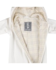 Bernumode | LENNE: Хлопковый велюровый комбинезон с мягкой трикотажной подкладкой 45,37 € 

Мягкий хлопковый велюровый комбинезон со стильной подкладкой из джерси в полоску
Удобный хлопковый велюровый комбинезон с подкладкой из джерси отлично подходит для использования в автокресле и в прохладные летние ночи. Комбинезон с джерси также является идеальным дополнительным слоем в зимних или осенних спальных мешках. Длинная передняя молния облегчает одевание ребёнка. Размер комбинезона удобно регулируется с помощью отворотов на рукавах и штанинах.
Хлопковый велюр — это мягкая, бархатистая ткань с нежным блеском и приятной на ощупь поверхностью. Натуральные хлопковые волокна обеспечивают воздухопроницаемость и комфорт, а бархатистая поверхность придаёт материалу роскошный и уютный вид. Идеальный выбор для одежды, которая должна быть одновременно прочной, удобной и красивой.
Подкладка из 92% хлопка — натуральный и дышащий материал, который бережно относится к коже и обеспечивает комфорт в течение всего дня. Хлопковая подкладка помогает регулировать температуру тела и придаёт изделию дополнительную мягкость.
Отвороты на манжетах помогают сохранять тепло ручек и ножек малыша. Совет: выбирайте размер побольше и подворачивайте манжеты. По мере роста малыша ручки и ножки будут открываться, и понадобятся только варежки и пинетки.
Сделано в Эстонии! Разработано и произведено в Северной Европе — наша одежда сочетает премиальное качество, вневременной дизайн и ответственное производство. Выбирая одежду, произведённую в Эстонии, вы поддерживаете устойчивое европейское производство с честными условиями труда и минимальным воздействием транспорта. Осознанный выбор для тех, кто ценит качество, этичность и устойчивое развитие.


