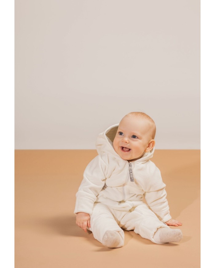 Bernumode | LENNE: Хлопковый велюровый комбинезон с мягкой трикотажной подкладкой 45,37 € 

Мягкий хлопковый велюровый комбинезон со стильной подкладкой из джерси в полоску
Удобный хлопковый велюровый комбинезон с подкладкой из джерси отлично подходит для использования в автокресле и в прохладные летние ночи. Комбинезон с джерси также является идеальным дополнительным слоем в зимних или осенних спальных мешках. Длинная передняя молния облегчает одевание ребёнка. Размер комбинезона удобно регулируется с помощью отворотов на рукавах и штанинах.
Хлопковый велюр — это мягкая, бархатистая ткань с нежным блеском и приятной на ощупь поверхностью. Натуральные хлопковые волокна обеспечивают воздухопроницаемость и комфорт, а бархатистая поверхность придаёт материалу роскошный и уютный вид. Идеальный выбор для одежды, которая должна быть одновременно прочной, удобной и красивой.
Подкладка из 92% хлопка — натуральный и дышащий материал, который бережно относится к коже и обеспечивает комфорт в течение всего дня. Хлопковая подкладка помогает регулировать температуру тела и придаёт изделию дополнительную мягкость.
Отвороты на манжетах помогают сохранять тепло ручек и ножек малыша. Совет: выбирайте размер побольше и подворачивайте манжеты. По мере роста малыша ручки и ножки будут открываться, и понадобятся только варежки и пинетки.
Сделано в Эстонии! Разработано и произведено в Северной Европе — наша одежда сочетает премиальное качество, вневременной дизайн и ответственное производство. Выбирая одежду, произведённую в Эстонии, вы поддерживаете устойчивое европейское производство с честными условиями труда и минимальным воздействием транспорта. Осознанный выбор для тех, кто ценит качество, этичность и устойчивое развитие.


