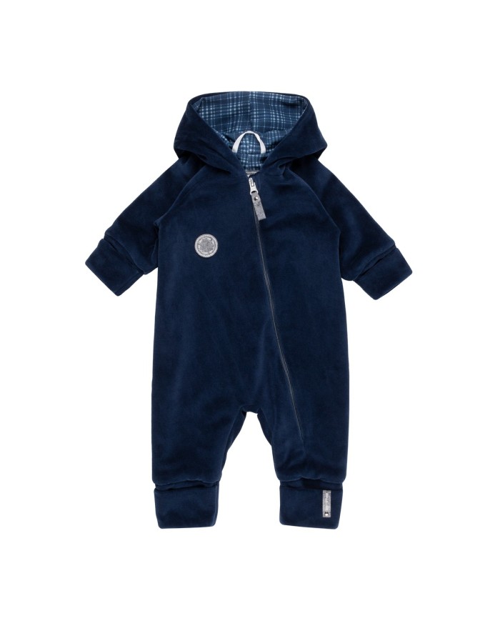 Bernumode | LENNE: Cotton velour overall with soft jersey lining €45.37 

Mīksts kokvilnas velūra kombinezons ar stilīgu svītru raksta džersija oderi
Ērts kokvilnas velūra kombinezons ar džersija oderi ir lieliski piemērots lietošanai autokrēsliņā un vēsām vasaras naktīm. Džersija kombinezons ir arī ideāls papildu slānis ziemas vai rudens guļammaisos. Garš priekšējais rāvējslēdzējs atvieglo bērna ģērbšanu. Kombinezona izmēru ir ērti pielāgot ar atlokāmām piedurkņu un bikšu staru malām.
Kokvilnas velūrs ir mīksts, samtains audums ar maigu spīdumu un patīkamu pieskārienu. Dabīgās kokvilnas šķiedras nodrošina elpojamību un komfortu, savukārt samtainā virsma piešķir materiālam greznu un mājīgu izskatu. Ideāla izvēle apģērbam, kam vienlaikus jābūt izturīgam, ērtam un skaistam.
92% kokvilnas odere – dabisks un elpojošs materiāls, kas ir maigs ādai un nodrošina komfortu visas dienas garumā. Kokvilnas odere palīdz regulēt ķermeņa temperatūru un piešķir apģērbam papildu maigumu.
Atlokāmas aproces, lai jūsu mazuļa rociņas un kājiņas būtu siltas. Padoms: izvēlieties lielāku izmēru un atlokiet aproces. Kad mazulis aug, mazās rociņas un kājiņas iznāks ārā, un būs nepieciešami tikai cimdiņi un zeķītes.
Ražots Igaunijā! Izstrādāts un ražots Ziemeļeiropā — mūsu apģērbi apvieno augstākās kvalitātes materiālus, laikmetīgu dizainu un atbildīgu meistarību. Izvēloties Igaunijā ražotu apģērbu, jūs atbalstāt ilgtspējīgu Eiropas ražošanu ar godīgiem darba apstākļiem un minimālu transportēšanas ietekmi. Apzināta izvēle tiem, kuri novērtē kvalitāti, ētiku un ilgtspēju.


