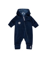 Bernumode | LENNE: Cotton velour overall with soft jersey lining €45.37 

Mīksts kokvilnas velūra kombinezons ar stilīgu svītru raksta džersija oderi
Ērts kokvilnas velūra kombinezons ar džersija oderi ir lieliski piemērots lietošanai autokrēsliņā un vēsām vasaras naktīm. Džersija kombinezons ir arī ideāls papildu slānis ziemas vai rudens guļammaisos. Garš priekšējais rāvējslēdzējs atvieglo bērna ģērbšanu. Kombinezona izmēru ir ērti pielāgot ar atlokāmām piedurkņu un bikšu staru malām.
Kokvilnas velūrs ir mīksts, samtains audums ar maigu spīdumu un patīkamu pieskārienu. Dabīgās kokvilnas šķiedras nodrošina elpojamību un komfortu, savukārt samtainā virsma piešķir materiālam greznu un mājīgu izskatu. Ideāla izvēle apģērbam, kam vienlaikus jābūt izturīgam, ērtam un skaistam.
92% kokvilnas odere – dabisks un elpojošs materiāls, kas ir maigs ādai un nodrošina komfortu visas dienas garumā. Kokvilnas odere palīdz regulēt ķermeņa temperatūru un piešķir apģērbam papildu maigumu.
Atlokāmas aproces, lai jūsu mazuļa rociņas un kājiņas būtu siltas. Padoms: izvēlieties lielāku izmēru un atlokiet aproces. Kad mazulis aug, mazās rociņas un kājiņas iznāks ārā, un būs nepieciešami tikai cimdiņi un zeķītes.
Ražots Igaunijā! Izstrādāts un ražots Ziemeļeiropā — mūsu apģērbi apvieno augstākās kvalitātes materiālus, laikmetīgu dizainu un atbildīgu meistarību. Izvēloties Igaunijā ražotu apģērbu, jūs atbalstāt ilgtspējīgu Eiropas ražošanu ar godīgiem darba apstākļiem un minimālu transportēšanas ietekmi. Apzināta izvēle tiem, kuri novērtē kvalitāti, ētiku un ilgtspēju.


