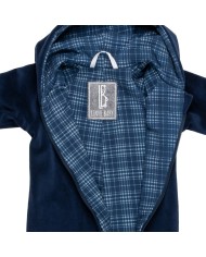 Bernumode | LENNE: Kokvilnas velūra kombinezons ar mīkstu džersija oderi 45,37 € 

Mīksts kokvilnas velūra kombinezons ar stilīgu svītru raksta džersija oderi
Ērts kokvilnas velūra kombinezons ar džersija oderi ir lieliski piemērots lietošanai autokrēsliņā un vēsām vasaras naktīm. Džersija kombinezons ir arī ideāls papildu slānis ziemas vai rudens guļammaisos. Garš priekšējais rāvējslēdzējs atvieglo bērna ģērbšanu. Kombinezona izmēru ir ērti pielāgot ar atlokāmām piedurkņu un bikšu staru malām.
Kokvilnas velūrs ir mīksts, samtains audums ar maigu spīdumu un patīkamu pieskārienu. Dabīgās kokvilnas šķiedras nodrošina elpojamību un komfortu, savukārt samtainā virsma piešķir materiālam greznu un mājīgu izskatu. Ideāla izvēle apģērbam, kam vienlaikus jābūt izturīgam, ērtam un skaistam.
92% kokvilnas odere – dabisks un elpojošs materiāls, kas ir maigs ādai un nodrošina komfortu visas dienas garumā. Kokvilnas odere palīdz regulēt ķermeņa temperatūru un piešķir apģērbam papildu maigumu.
Atlokāmas aproces, lai jūsu mazuļa rociņas un kājiņas būtu siltas. Padoms: izvēlieties lielāku izmēru un atlokiet aproces. Kad mazulis aug, mazās rociņas un kājiņas iznāks ārā, un būs nepieciešami tikai cimdiņi un zeķītes.
Ražots Igaunijā! Izstrādāts un ražots Ziemeļeiropā — mūsu apģērbi apvieno augstākās kvalitātes materiālus, laikmetīgu dizainu un atbildīgu meistarību. Izvēloties Igaunijā ražotu apģērbu, jūs atbalstāt ilgtspējīgu Eiropas ražošanu ar godīgiem darba apstākļiem un minimālu transportēšanas ietekmi. Apzināta izvēle tiem, kuri novērtē kvalitāti, ētiku un ilgtspēju.

