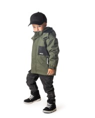 Bernumode | Lenne: Zēnu vasaras cepure RANKES 16,45 € Vasaras cepure
Forša cepure ir ideāls sabiedrotais pavasara/vasaras sezonā!
Cepure lieliski piestāv pie visām mūsu pavasara jakām un iekšdrēbēm. Bērnu cepure no ādai draudzīgas kokvilnas nodrošina perfektu aizsardzību no saules. Regulējams metāla stiprinājums garantē labu piegulšanu augošam bērnam, un gaisa caurumi novērš svīšanu.
100% kokvilna