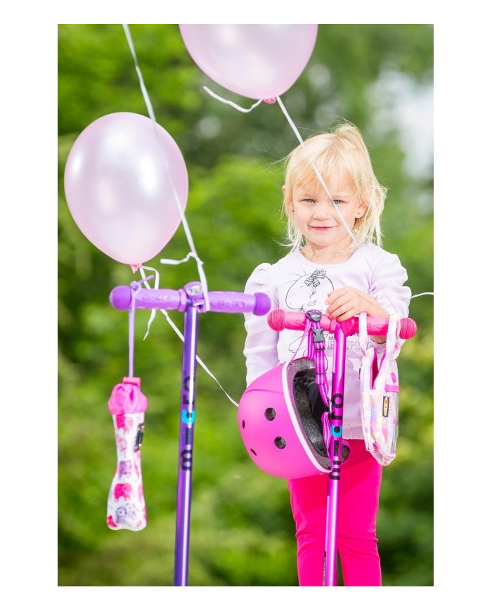 Bernumode | Micro: Pudeles turētājs 12,31 € Braucot ar skrejriteni, Jūs var sākt mocīt slāpes. Kompānija „Micro“ ir radījusi pudeles turētāju, kuru ir viegli piestiprināt pie jebkura „Micro“ skrejriteņa. Neoprēna turētājā var ielikt dažāda izmēra pudeles vai blašķes (līdz 750 ml). Neoprēns kalpo kā izolējošais materiāls – vēsu ūdeni saglabā vēsu, savukārt siltu dzērienu saglabā siltu. Tāpat tas ir viens no veidiem, kā varat izrotāt savu „Micro“ skrejriteni. Katrā turētāja komplektā ir bezmaksas „Multi Clip“ stiprinājuma elements, kas ļauj viegli piestiprināt turētāju pie skrejriteņa.