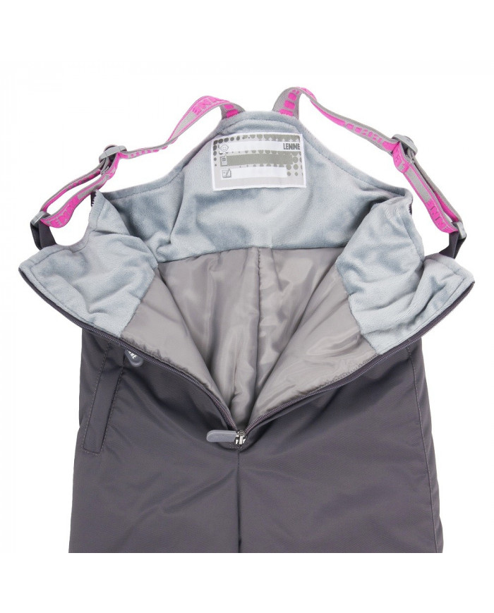 Bernumode | LENNE: Зимний полукомбинезон HEILY 150г 41,74 € В изготовлении одежды Active учитываются преобладающие в Эстонии и Северных странах погодные условия, предъявляющие к изделиям особо высокие требования. Используются специально изготовленные высокотехнологичные ткани, предохраняющие ребенка от переохлаждения, практичные в эксплуатации и легкие в уходе. Основными целями развития продукции Lenne являются безопасность, удобство, простота в уходе, практичность.Ткань-Active – водонепроницаемая дышащая ткань. Изделия из серии Active: легки по весу, ветрозащитные и теплые, дышащие, водоотталкивающие, прочные и легки в уходе.Водостойкость: 10000 ммВоздухопроводимость: 10000 г/ м²/24 ч
Водо- и грязеотталкивающая способность: обработка DWR (Durable Water Repellent)
Материал верха: 100% полиамид+PU, Ткань-Active plus. Ткань Cordura (сверхпрочная и износостойкая).
Материал подкладки: 100% полиэстер.
Утеплитель: Isosoft (150 гр).
Зимние штанишки. Штрипка из прочной резины, которая крепится пуговицами с 2-х сторон. Бретели по длине регулируются под рост ребёнка. Светоотражающие элементы. В таком изделии Ваш ребенок будет выглядеть великолепно, почувствует комфорт и тепло в прохладное зимнее время.