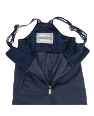 Bernumode | LENNE: Зимний полукомбинезон JACK 150г 41,74 € В изготовлении одежды Active учитываются преобладающие в Эстонии и Северных странах погодные условия, предъявляющие к изделиям особо высокие требования. Используются специально изготовленные высокотехнологичные ткани, предохраняющие ребенка от переохлаждения, практичные в эксплуатации и легкие в уходе. Основными целями развития продукции Lenne являются безопасность, удобство, простота в уходе, практичность.Ткань-Active – водонепроницаемая дышащая ткань. Изделия из серии Active: легки по весу, ветрозащитные и теплые, дышащие, водоотталкивающие, прочные и легки в уходе.Водостойкость: 10000 ммВоздухопроводимость: 10000 г/ м²/24 ч
Водо- и грязеотталкивающая способность: обработка DWR (Durable Water Repellent)
Материал верха: 100% полиамид+PU, Ткань-Active plus. Ткань Cordura (сверхпрочная и износостойкая).
Материал подкладки: 100% полиэстер.
Утеплитель: Isosoft (150 гр).
Зимние штанишки. Штрипка из прочной резины, которая крепится пуговицами с 2-х сторон. Бретели по длине регулируются под рост ребёнка. Светоотражающие элементы. В таком изделии Ваш ребенок будет выглядеть великолепно, почувствует комфорт и тепло в прохладное зимнее время.