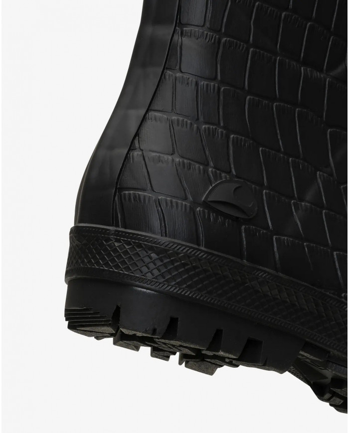 Bernumode | Viking: Hedda Croco gumijas zābaki 24,75 € Hedda Croco ir daudzpusīgi un ļoti stilīgi gumijas zābaki lietainām pastaigām pa pilsētu. Zābaki ir roku darbs no dabīgā kaučuka maisījuma, kas nodrošina lielāku elastību un atvieglo jūsu soli. Tam ir gaumīgs rāpuļu raksta pārklājums, kas uzlabo izskatu, kā arī regulēšanas siksna ar sprādzi, kas piešķir eleganci. Sievišķajai pēdējai ir daudz šaurāka piegulšana labākam atbalstam. Iekšpusē var atrast ātri žūstošu poliestera oderi, un izņemamai EVA iekšzolei ir ergonomisks dizains, kas nodrošina labu arkas atbalstu un lielāku komfortu. Zolei ir jauns izciļņa raksts, kas lieliski satver jebkuru mitru virsmu. Kad sāk līt lietus, Hedda Croco ir optimistiski zābaki, kas saglabās sausu izskatu, kas nekad nenovecos. Šis produkts nesatur PVC un ir vegāns.
Izmēru tabula



Size
Size mm


36
232 mm


37
238 mm


38
245 mm


39
251 mm


40
258 mm


41
264 mm


