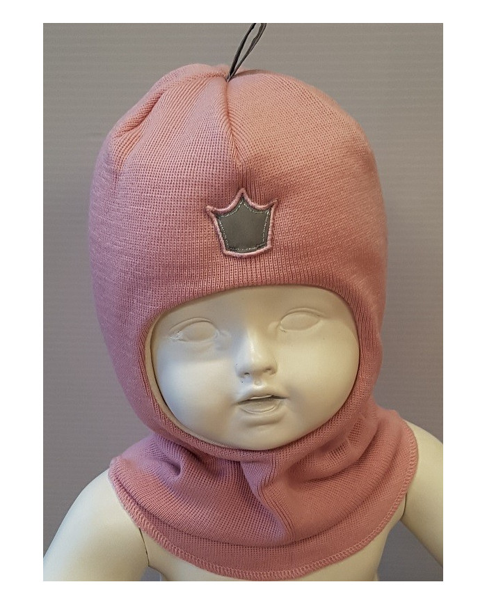 Bernumode | KIVAT: Зимняя шапка-шлем 31,32 € Шлем из шерсти - теплое изделие, которое отлично подойдет для зимней поры. Благодаря своей конструкции отлично заменяет как шапку, так и шарф. Мягкая хлопковая подкладка приятна для кожи, она нейтрализует "колючесть" шерсти и делает комфортными даже самые длительные прогулки. Область ушей и лба в шлеме дополнительно защищена ветрозащитными прокладками. Светоотражающие элементы. Очень удобен в использовании и идеален для холодной зимы. В таком изделии Ваш ребенок будет выглядеть великолепно, почувствует комфорт и тепло в прохладное зимнее время.
Материал верха: 100% шерсть.
Подкладка: 97% органический хлопок, 3% лайкра.
Размерность шлемов из шерсти:
0 = 0-1 лет1 = 1 год2 = 2-4 лет3 = 5-10 лет4 = от 10 лет.